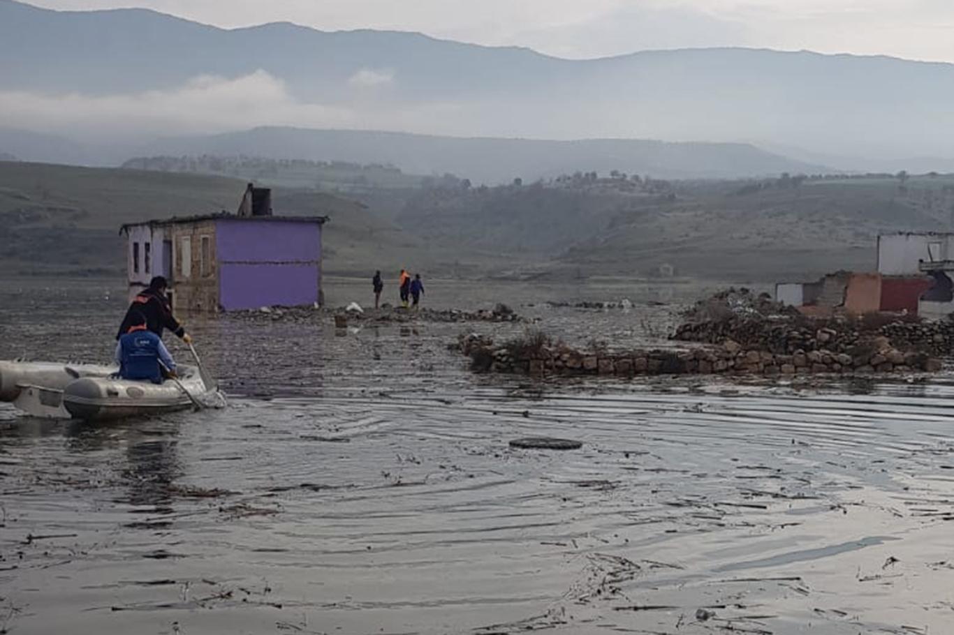 Baraj havzasında mahsur kalan hayvanlar kurtarıldı